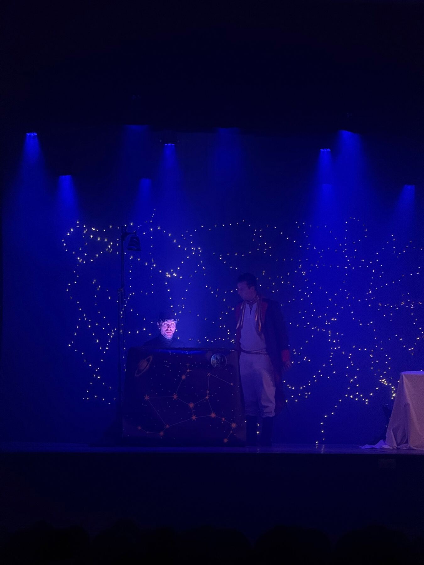 Scena teatrale illuminata di blu